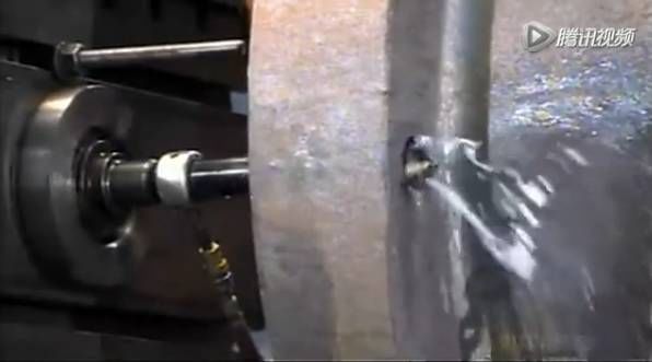 比人還大的大型閥門(mén)是怎么制造出來(lái)的？-