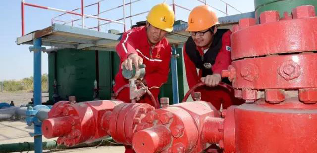 工廠的工人告訴你，應該怎么安裝閥門（1）