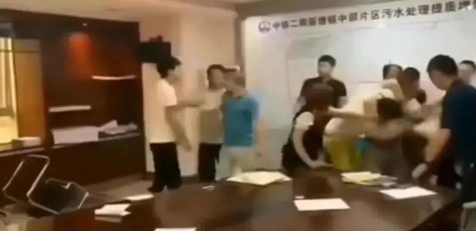 中鐵二局閥門(mén)投標(biāo)現(xiàn)場(chǎng)，報(bào)最低價(jià)者被“群揍”…咋回事？